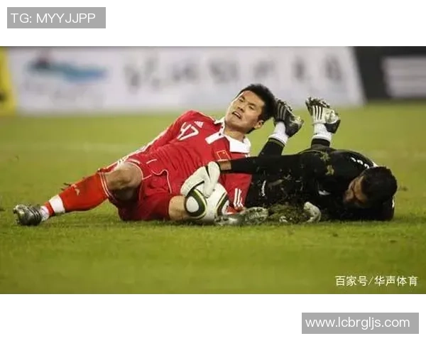 卡车压足球的奇妙瞬间揭示了力量与脆弱之间的对比与思考 卡车压足球的奇妙瞬间揭示了力量与脆弱之间的对比与思考