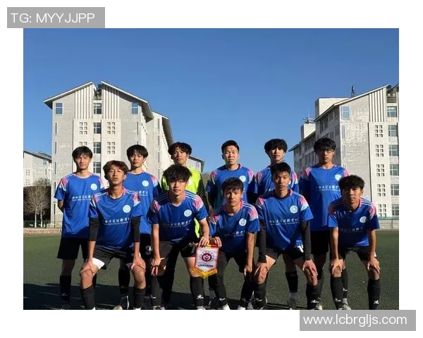 足球坚守的精神力量与团队合作的无畏追求 足球坚守的精神力量与团队合作的无畏追求