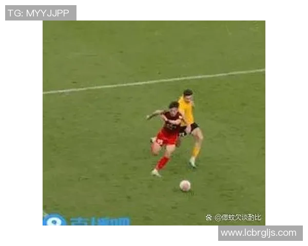 足球裁判笑背后的故事与挑战如何在比赛中保持公正与幽默 足球裁判笑背后的故事与挑战如何在比赛中保持公正与幽默