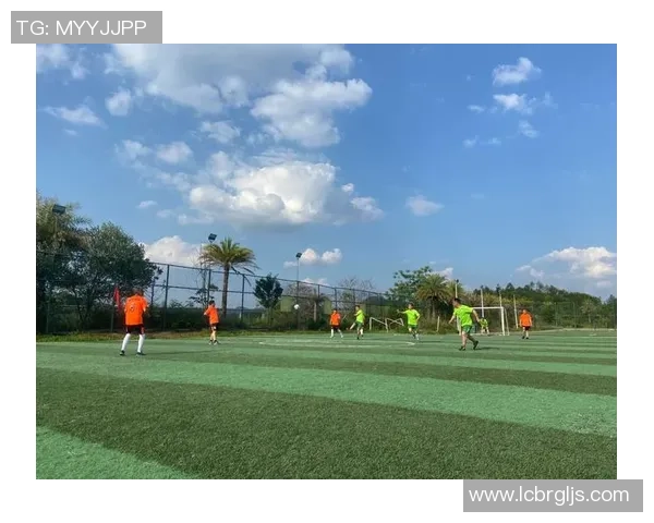 足球脚影下的梦想与坚持：追寻绿茵场上的青春足迹